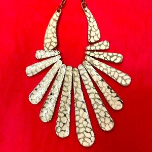 Vintage women’s cream & gold necklace Pre-owned.
